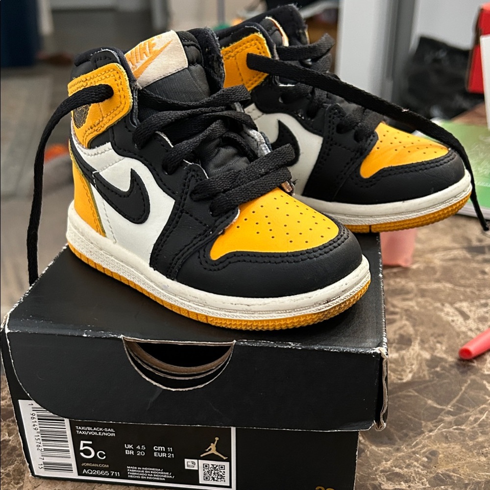 Jordan 1 retro high og Nike Kids' Black and Yellow Sneakers